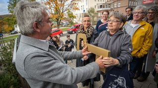 Feierliche Übergabe: Stellvertretend für die künftigen Mieterinnen und Mieter nimmt Sabine Aschoff den symbolischen Schlüssel von Rolf Wacker entgegen.