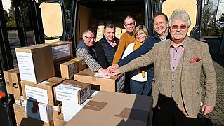 Auf dem Bild stehen vor der Ladefläche des LKWs Reinhold Lange und Martin Elbracht vom Verein Help-up, Thomas Watermann, Apotheker Sankt Elisabeth Hospital, Annika Hilgers, Markus Wendler und Elmar Brok. Von links nach rechts aufgestellt.