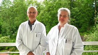 links Dr. Friedhelm Bach, rechts Dr. Ina Vedder, beide EvKB