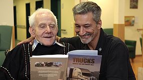 Mann liest mit Älterem über Trucks