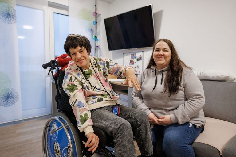 Zwei Frauen sitzen in einem Wohnzimmer