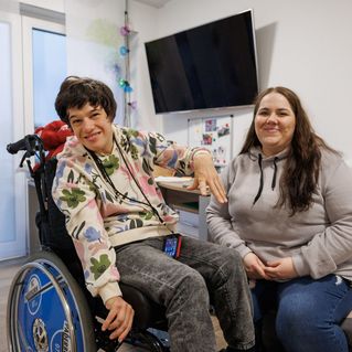 Zwei Frauen sitzen in einem Wohnzimmer