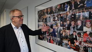 Pastor Pohl zeigt auf Bilder aus seinen Bilderrahmen.