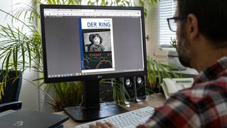 Mann liest am PC die aktuelle RING-Ausgabe als PDF