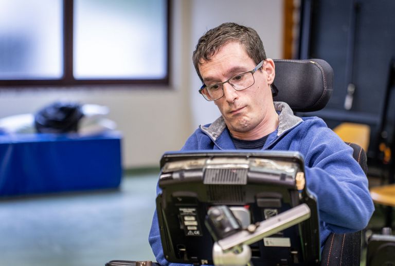 Norbert Kunze bedient seinen Sprachcomputer