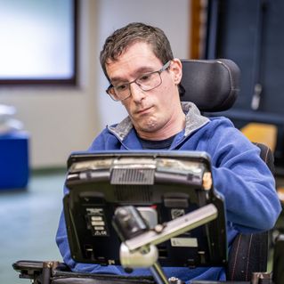 Norbert Kunze bedient seinen Sprachcomputer
