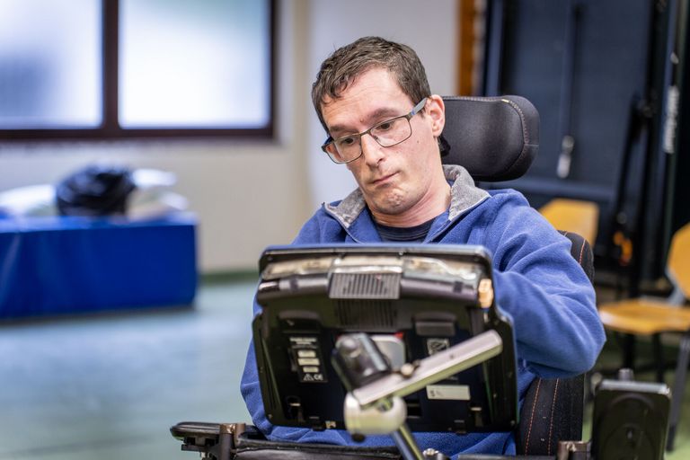 Norbert Kunze bedient seinen Sprachcomputer