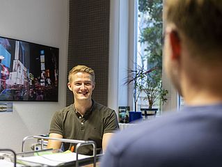 Leonhard Wohlfahrt berät einen Klienten im Büro.