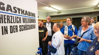Die Fans der „Arminenschmiede“ besichtigten in der Schüco-Arena auch die Gästekabine.
