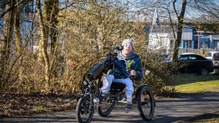 Kolja fährt mit seinem Rad umher