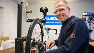 Mann repariert ein Fahrrad.