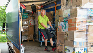 Mitarbeiter belädt LKW mit Spenden