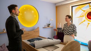René Meistrell und Dr. Adelheid Ruck-Schröder stehen an einem Bett im Abschiedsraum in Kinder- und Jugendhospiz Bethel.
