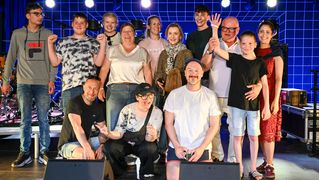 Gruppenbild mit Band und Schülern