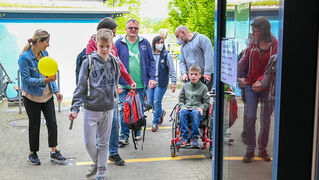 Kinder betreten die Schule