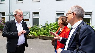 Pastor Ulrich Pohl begrüßte Diakonie-Präsident Ulrich Lilie (r.) und Präses Annette Kurschus in Bethel und informierte über die Ukraine-Hilfe.
