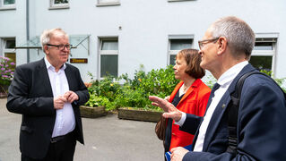 Pastor Ulrich Pohl begrüßte Diakonie-Präsident Ulrich Lilie (r.) und Präses Annette Kurschus in Bethel und informierte über die Ukraine-Hilfe.