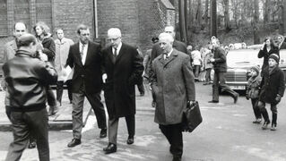 Besuch von Bundespräsident Heinemann (Mitte) in Bethel, Anstaltsleiter Alex Funke (links), 1971