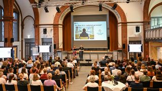 Im Assapheum in Bethel kommen die Menschen für den 2. Teilhabekongress in Bethel zusammen