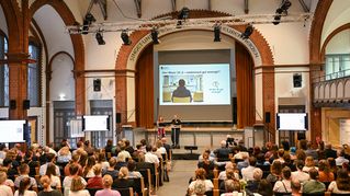 Im Assapheum in Bethel kommen die Menschen für den 2. Teilhabekongress in Bethel zusammen