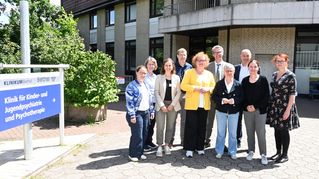 Gruppenbild vor der Kinder- und Jugendpsychiatrie und Psychotherapie