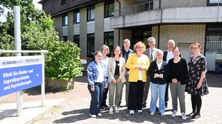Gruppenbild vor der Klinik für Kinder- und Jugendpsychiatrie und Psychotherapie