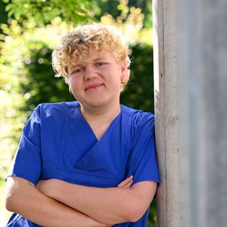 Jonah Lochmüller lächelt.