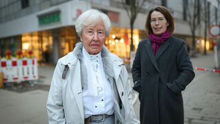 Ingrid Hübner und Alice Welter stehen in Bad Neuenahr-Ahrweiler