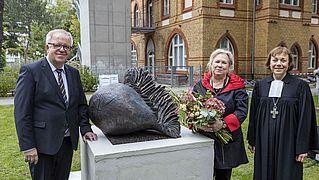 Gruppenbild am Denkmal