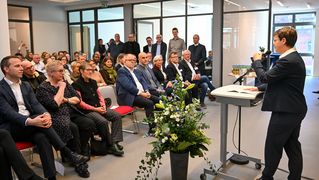 Stefanie Schwinge-Fahlberg steht am Rednerpult. Vor ihr sitzt das Publikum.