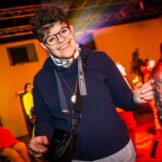 Nadine Früchel tanzt auf der Tanzfläche. Im Hintergrund sind andere Menschen.