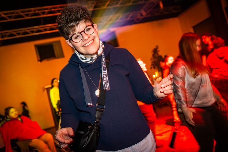 Nadine Früchel tanzt auf der Tanzfläche. Im Hintergrund sind andere Menschen.