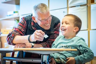 Wolfgang Spode unterhält sich mit einem Schüler.