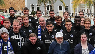 Gemeinsames Foto von Spielern und Fans aus Bethel im Trainingslager. 