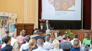 Prof. Dr. Martin Holtkamp spricht am Podium.