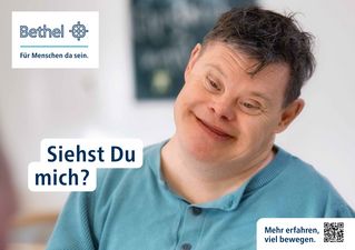 Plakatmotiv: Daniel hält den Kopf schief und schaut in die Kamera. Oben links steht das Bethel-Logo und unten links der Claim "Siehst Du mich?"