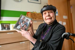 Sylvia Straube hält en Bild ihrer Familie in der Hand.