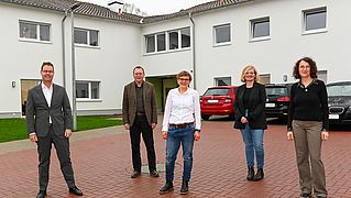Architekt Robert Wiehofsky (von links), Bethel.regional-Geschäftsführer Stefan Helling-Voß, Bereichsleiterin Linda Kühling sowie die Regionalleiterinnen Marieke Conty und Sabine Jacobs vor dem sanierten Gebäude Patmos.