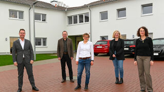 Architekt Robert Wiehofsky (von links), Bethel.regional-Geschäftsführer Stefan Helling-Voß, Bereichsleiterin Linda Kühling sowie die Regionalleiterinnen Marieke Conty und Sabine Jacobs vor dem sanierten Gebäude Patmos.