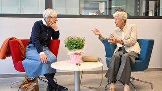 Pastorin Andrea Wagner-Pinggéra unterhält sich mit Ute Huneke.