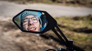 Koljas Spiegelbild im Rückspiegel des Rades