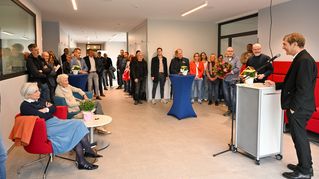 Pastor Thorsten Nolting spricht am Rednerpult zum Publikum