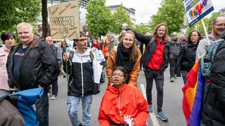Gemeinsam nehmen Menschen mit und ohne Behinderungen beim Protestmarsch teil.