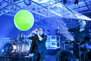 Jen Bender singt auf der Bühne, über ihr fliegt ein grüner Luftballons.