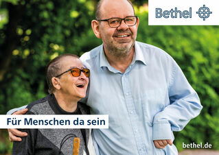 Plakatmotiv Gereon Klein hält seine Partnerin Marie-Luise Gerhold im Arm.