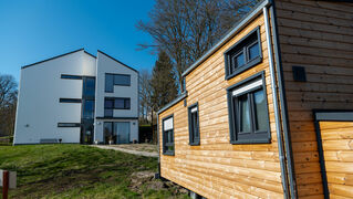 Das Tiny-House steht im Garten der Einrichtung Haus Billerbeckstraße