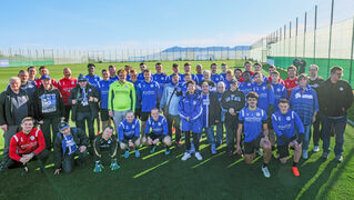 Fans posieren mit der Arminia Mannschaft im Trainingslager.