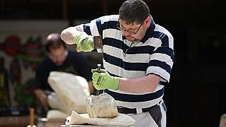 Ein vorsichtiges Klöppeln hier, ein entschlosseneres Hämmern dort, ansonsten konzentrierte Stille: In den Ateliers des Betheler Künstlerhauses Lydda hat die 28. Sommerakademie begonnen.