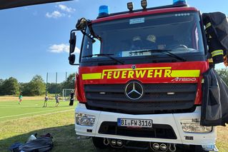 Ein Einsatzfahrzeug der Feuerwehr steht auf dem Festgelände