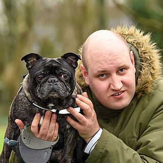 Arnoldas Lindsius und sein Hund Bodo